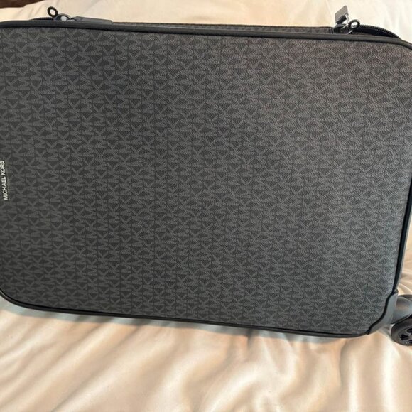 Michael Kors Small Carry On Rollling suitcase - Picture 3 of 8
